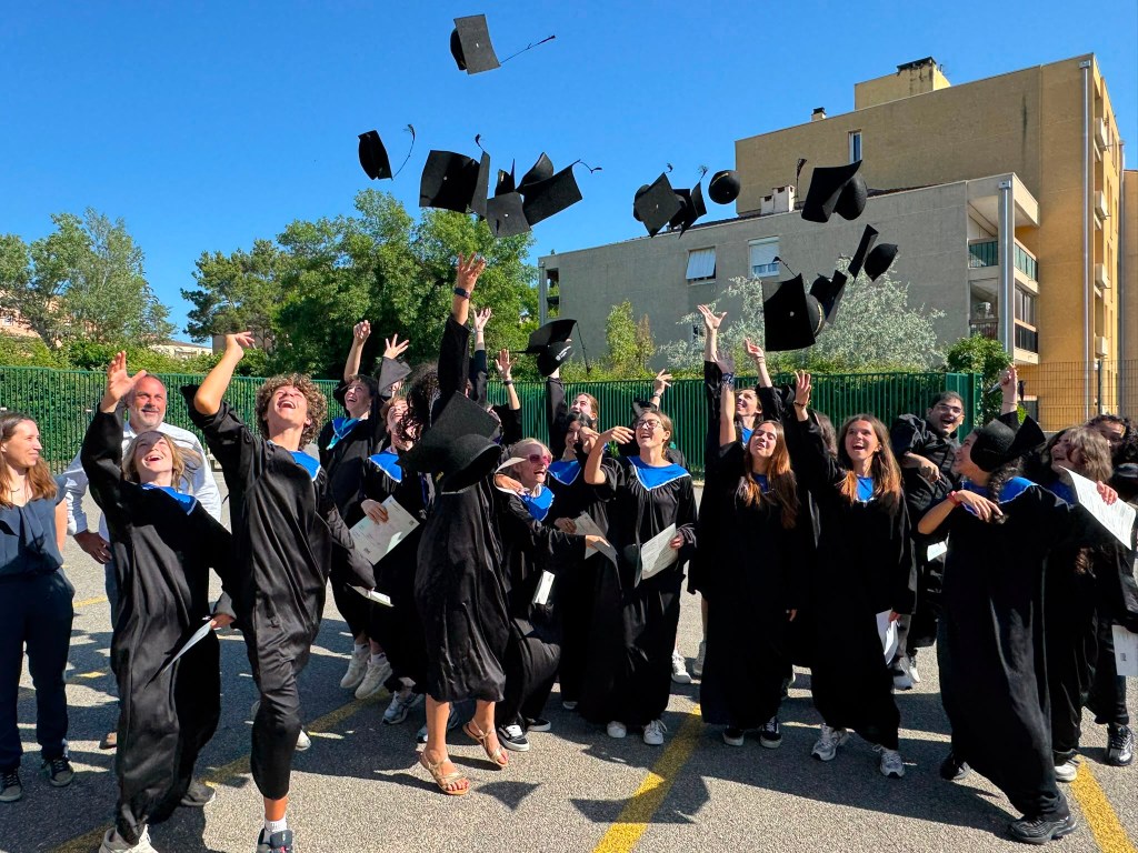CÉLÉBRATION DES PREMIERS DIPLÔMES CAMBRIDGE A GISÈLE&nbsp;HALIMI